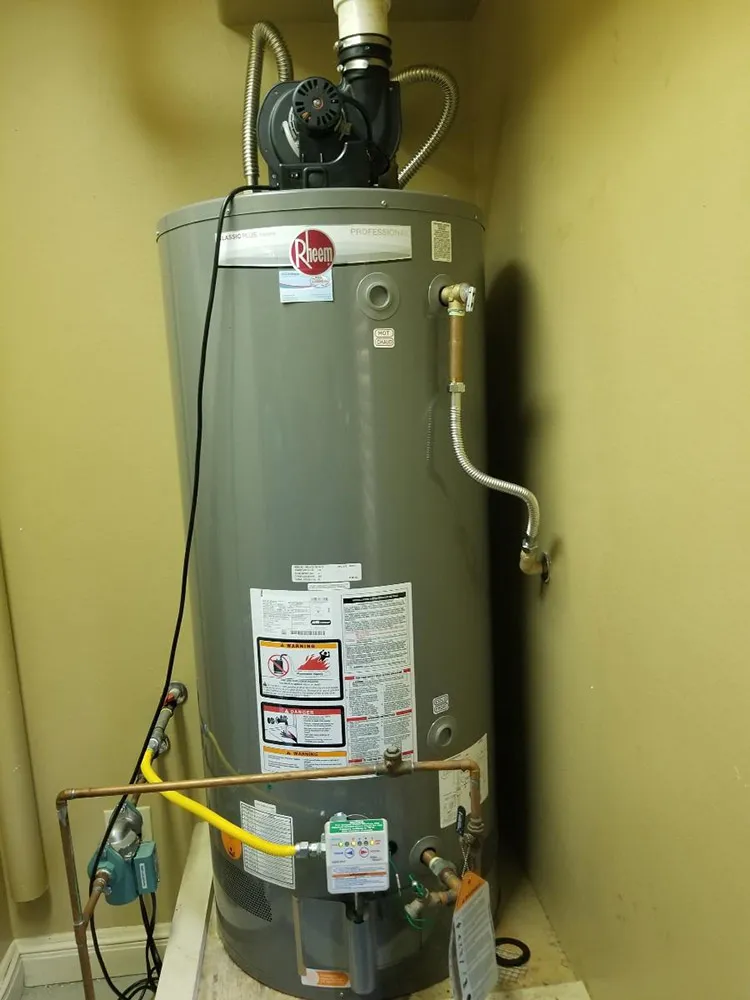 Un calentador de gas nuevo con una conexión flexible de gas instalado en un clóset de servicio